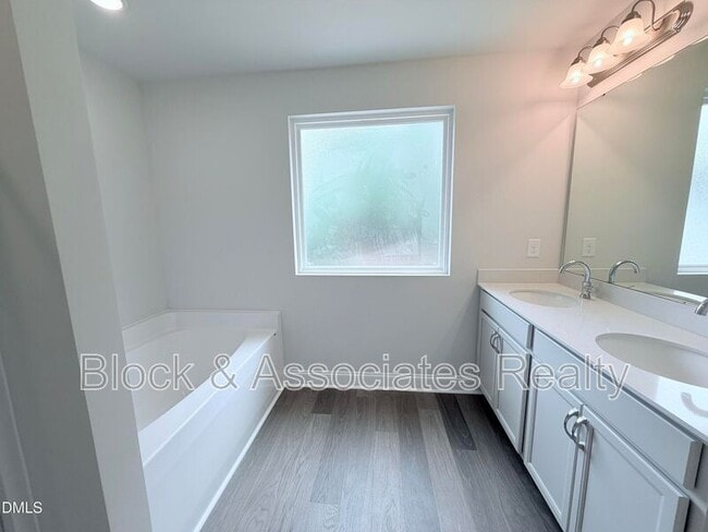 Building Photo - 824 Roane St