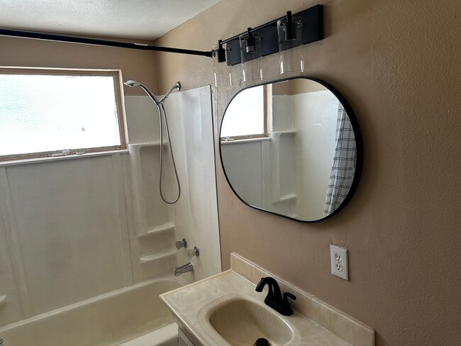 Building Photo - Riverside Home For Rent- 3 bedrooms!