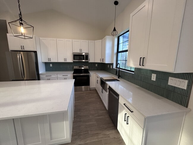 Building Photo - 3915 Rodeo Dr N