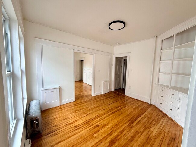 Building Photo - 28 Brook St