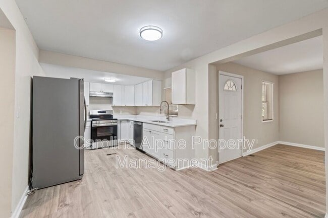 Building Photo - 175 Uphill Dr