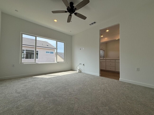 Building Photo - Move-In Special! 1 Week Free Rent – Spacio...