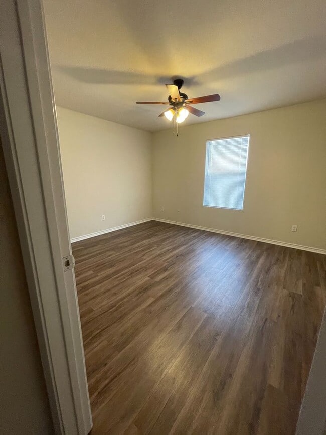 Building Photo - Beautiful home close to down town Granbury and Schools