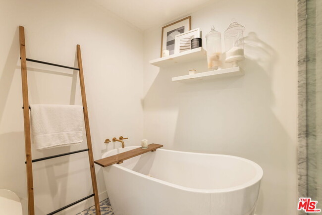 Building Photo - 930 N Doheny Dr