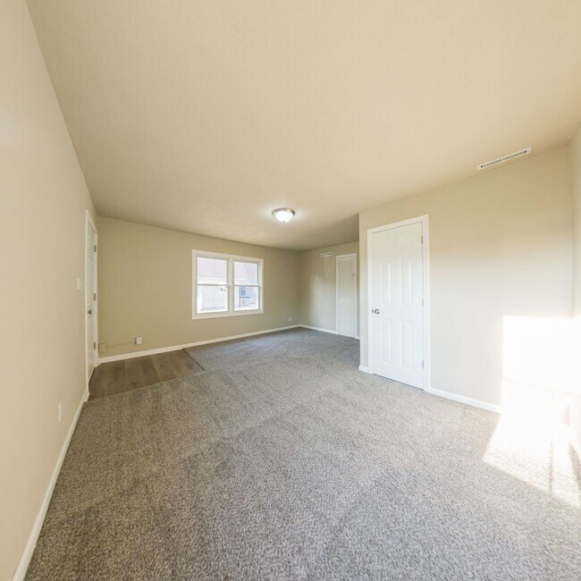 Building Photo - Updated 2 Bedroom Home with 2 Stall Garage