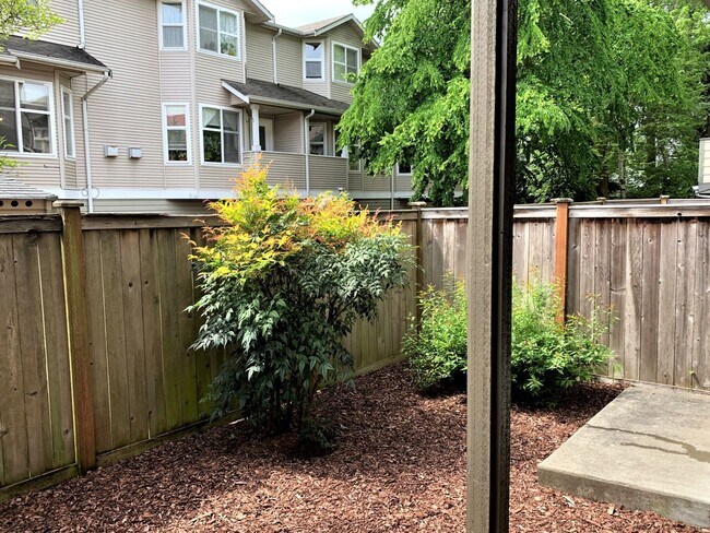 Building Photo - Gorgeous Townhouse in Green-Lake Community