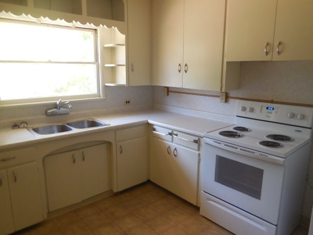 Building Photo - CHARMING GARDEN TRACT HOME