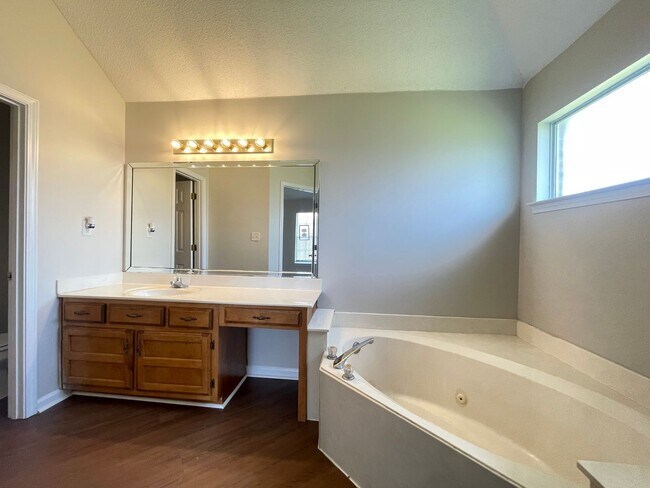 Building Photo - 1344 Custer Dr E