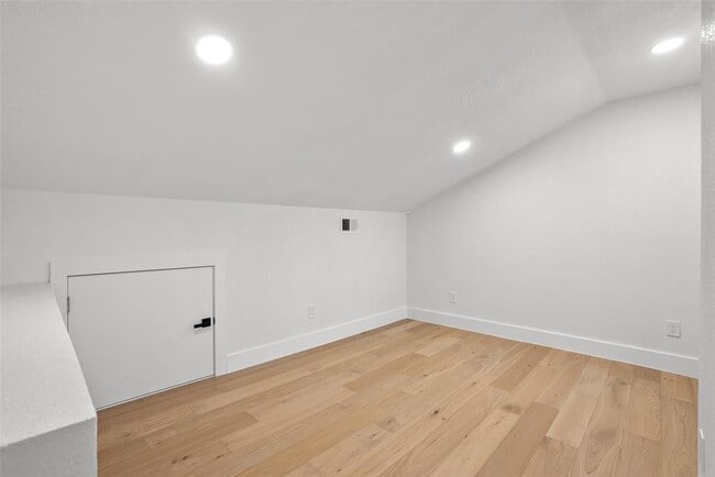 Building Photo - 4231 Westlake Dr