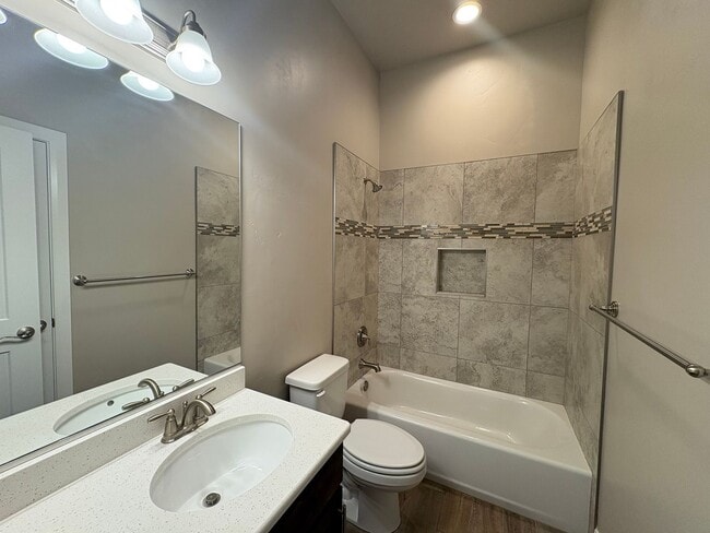 Building Photo - Townhome in Hurricane