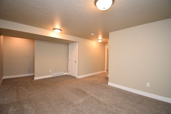 Building Photo - Charming 4 bed Sandy Home, with HOA in Fantastic Location!!!