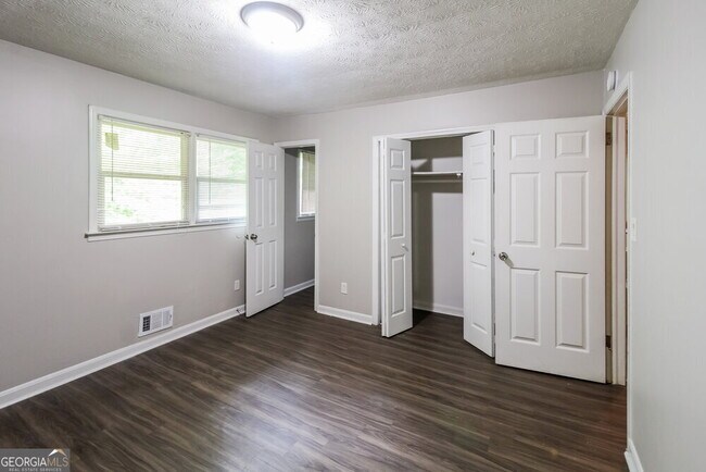 Building Photo - 7006 Knollwood Dr