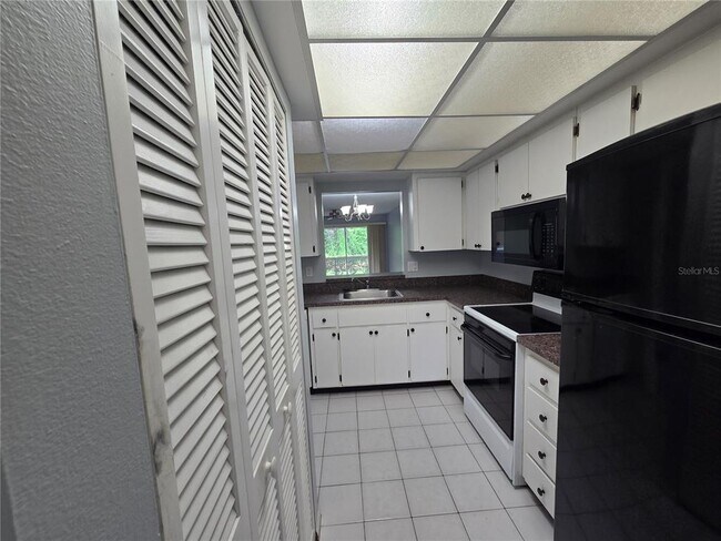 Building Photo - 7056 W Country Club Dr N