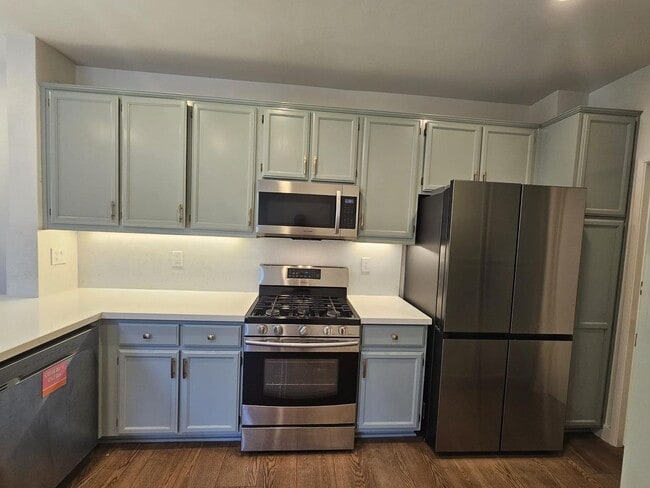 Building Photo - Modern 3BD/3BA Townhouse in Prime Union Ci...
