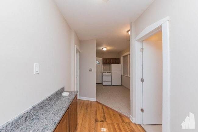 Building Photo - 2 bedroom in Chicago IL 60626