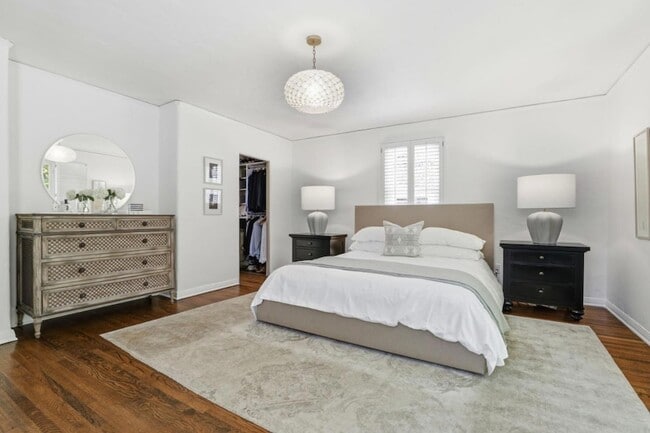 Building Photo - 566 E Crescent Dr