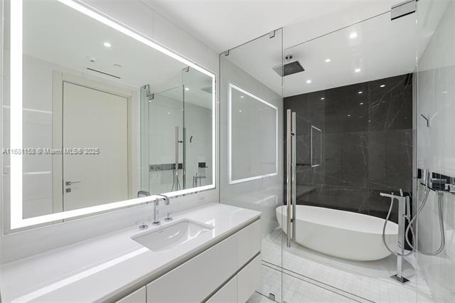 Building Photo - 300 Biscayne Boulevard Way