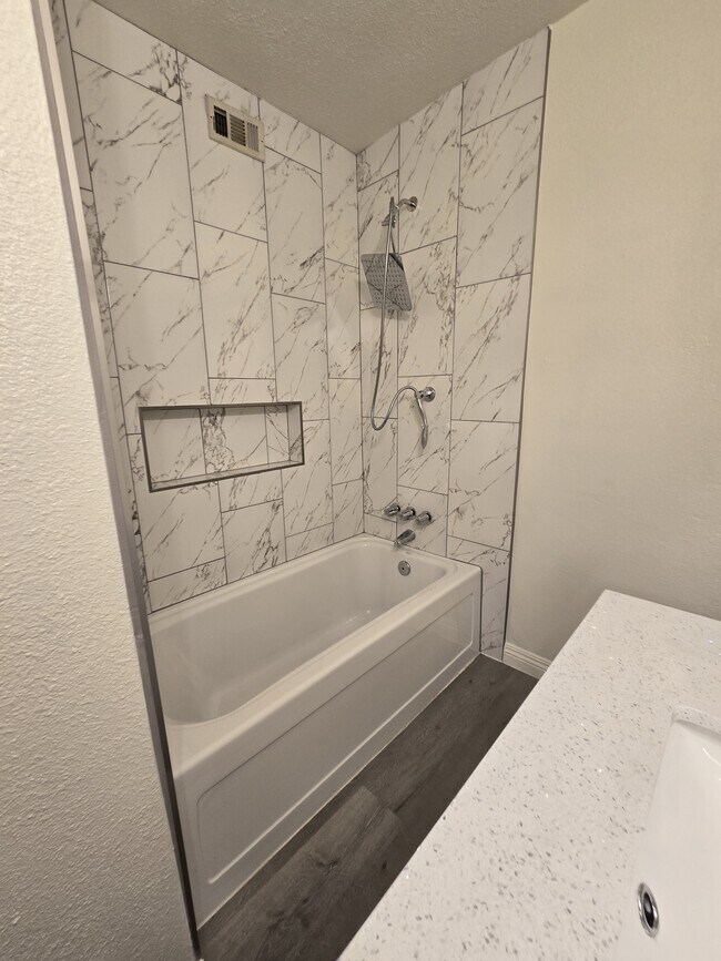 Building Photo - 300 Brookside Ln