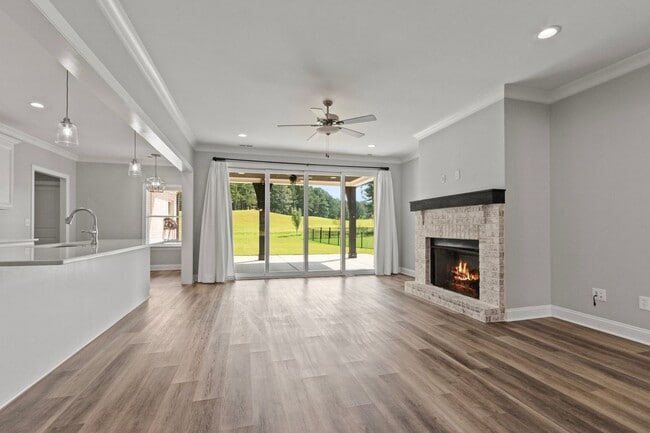 Building Photo - 4 Bed 3.5 Bath Home on the Golf Course