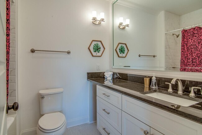 Building Photo - Beautifully appointed 3-bedroom furnished townhome in sought-after Hillsboro Village!