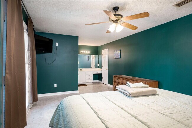 Building Photo - Fully Furnished Home