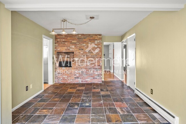 Building Photo - Fantastic Updated South Hill Rancher 3 Bedroom 2 Bath with Hardwood throughout