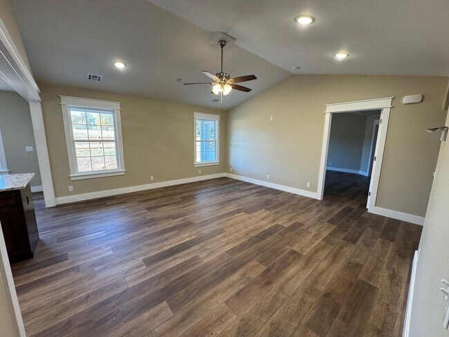 Building Photo - 2516 S Schifferdecker Ave