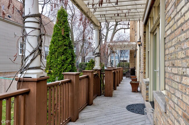 Building Photo - 2663 N Marshfield Ave