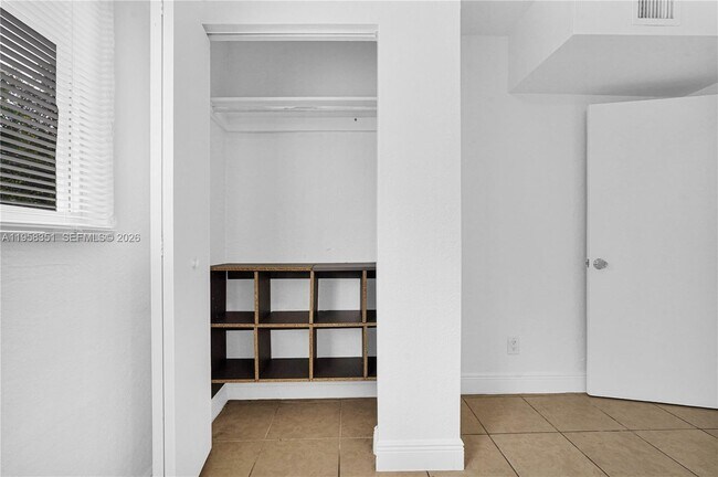 Building Photo - 1960 SW 41st Ave