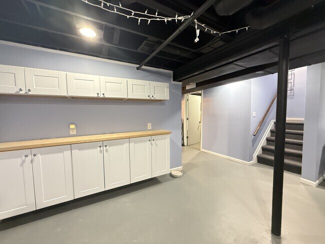Building Photo - 772 Greenhills Dr