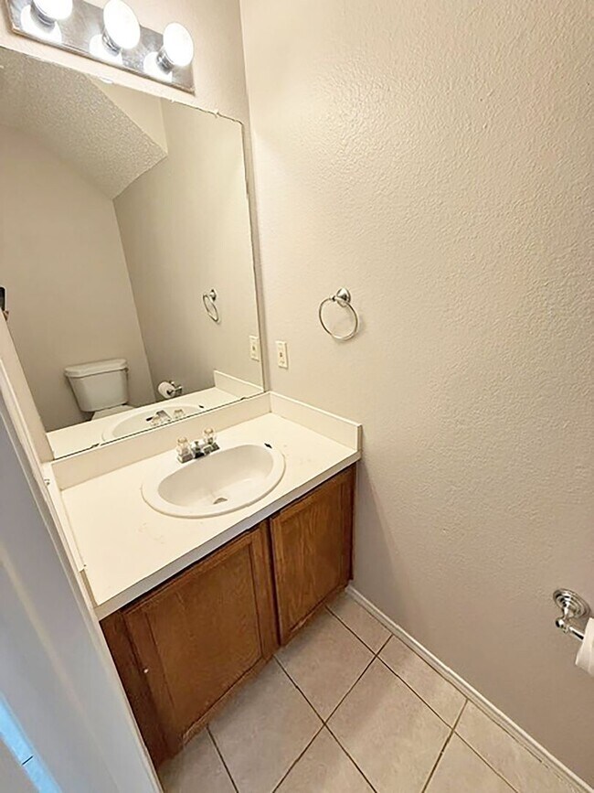 Building Photo - Great 4 Bdrm 2.5 Bath Home in Denton Tx