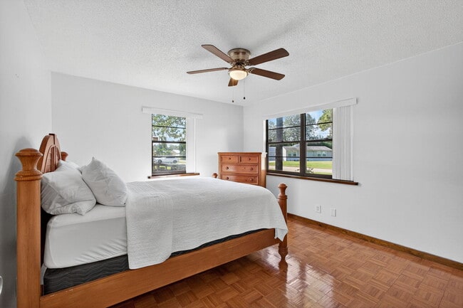 Building Photo - 6012 Hickory Dr