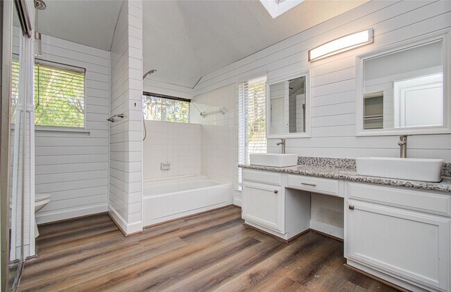 Building Photo - 5010 Village Springs Dr