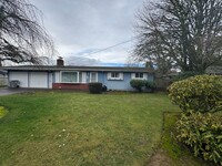 Building Photo - single level home with yard and garage!