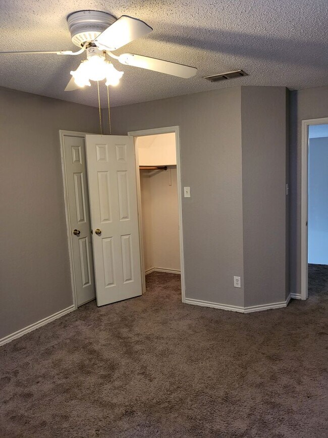 Building Photo - 6411 Clear Pool Dr