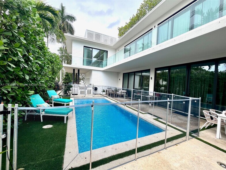 Building Photo - 2140 S Miami Ave