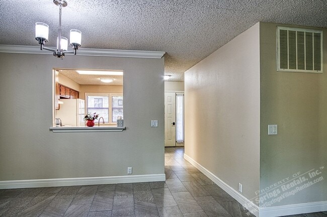 Building Photo - West Gate Area | LaCoruna Courts| Townhome | Unfurnished