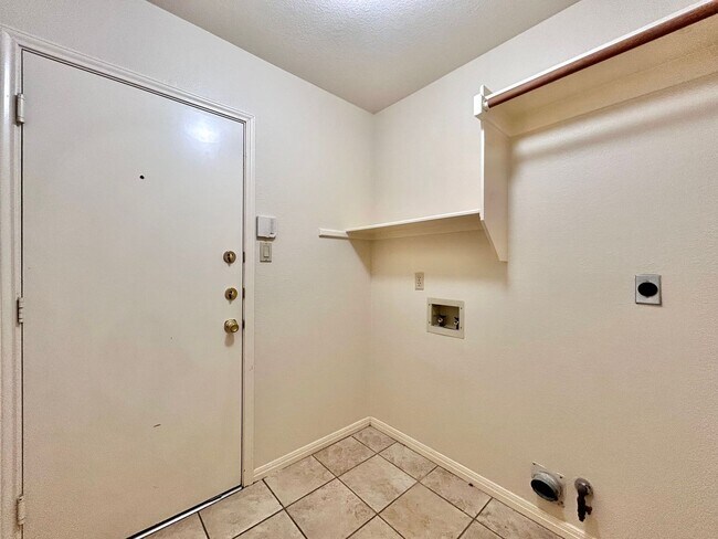 Building Photo - Beautiful 4 Bedroom, 2 Bathroom Home for R...