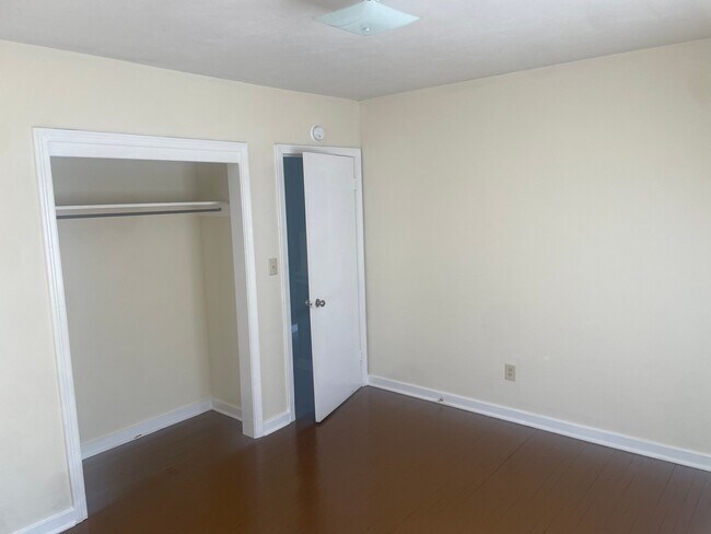 Building Photo - 852 Reaves St