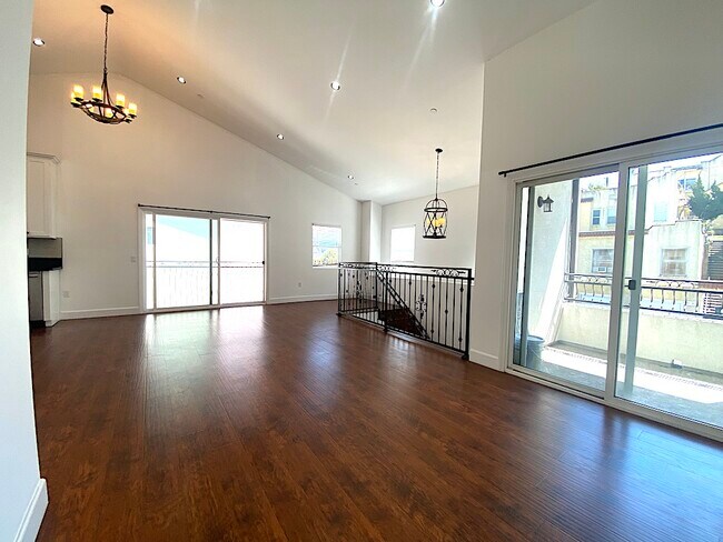 Building Photo - 4861 Mascot St