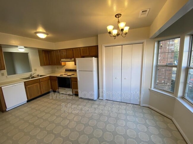Building Photo - 16128 Clarence Ct