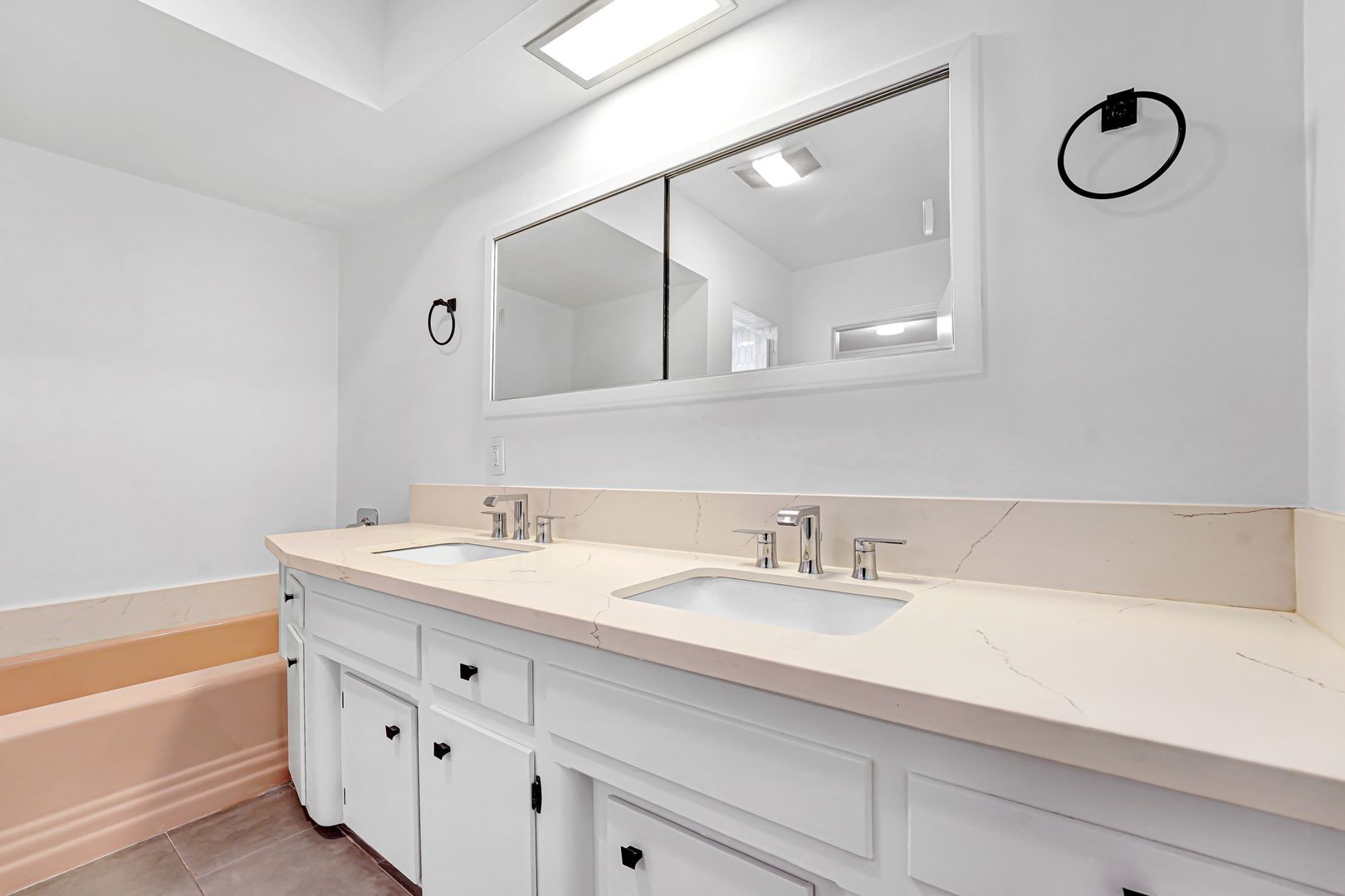 Building Photo - 555 Amalfi Dr