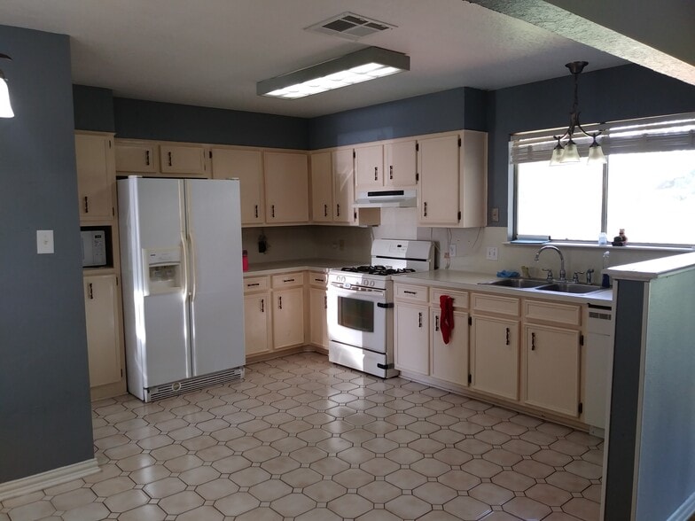 Kitchen - 617 Hardy Ave
