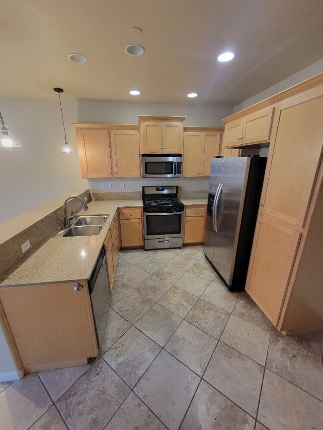 Building Photo - Gorgeous Condo in the heart of Folsom Community