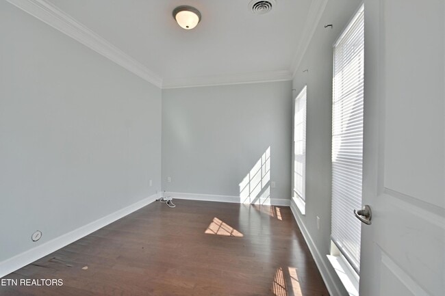 Building Photo - 3032 Oakwood Hills Ln