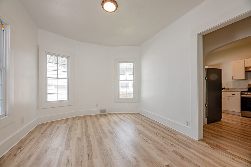 Building Photo - 575 Woodbine Ave