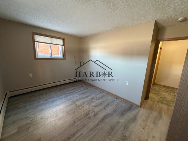Building Photo - Spacious 3 bed 2 bath