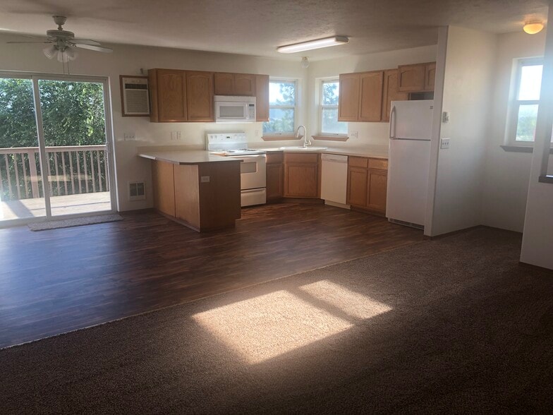 Building Photo - 1609 E Hartson Ave