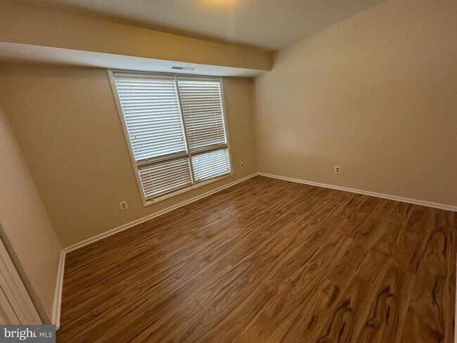 Building Photo - 214 Locust St SE