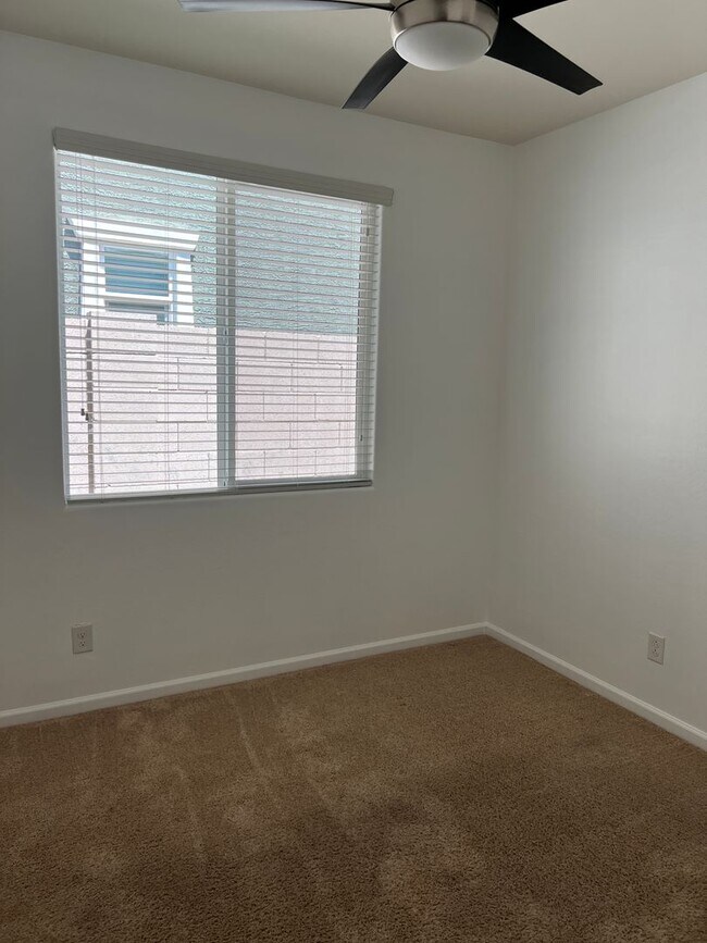 Building Photo - Spacious 4-Bedroom Home in Valencia Height...